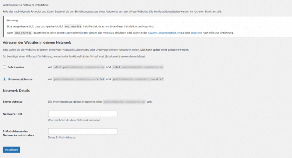 Screenshot des WordPress-Netzwerk-Installationsbildschirms mit Formular zur Einrichtung eines Multisite-Netzwerks: oben ein Warnhinweis, dass das Apache-Modul mod_rewrite installiert sein muss; darunter die Auswahl zwischen Subdomains und Unterverzeichnissen (Unterverzeichnisse ausgewählt) mit Beispiel-URLs; darunter Felder für Netzwerk-Titel und E-Mail-Adresse des Netzwerkadministrators sowie ein „Installieren“-Button.