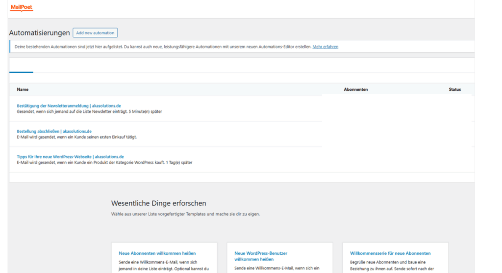 Screenshot des MailPoet-Plugins in WordPress, Reiter „Automatisierungen“. Oben die Schaltfläche „Add new automation“, darunter eine Tabelle mit den Spalten „Name“, „Abonnenten“ und „Status“. In der Liste sind drei Automationen zu sehen:

Bestätigung der Newsletteranmeldung | akasolutions.de (E-Mail 5 Minuten nach Eintrag)

Bestellung abschließen | akasolutions.de (E-Mail bei erstem Einkauf)

Tipps für Ihre neue WordPress-Webseite | akasolutions.de (E-Mail 1 Tag nach Kauf eines WordPress-Produkts)
Am unteren Rand eine Sektion „Wesentliche Dinge erforschen“ mit Vorschlägen für vorgefertigte Automations-Templates.