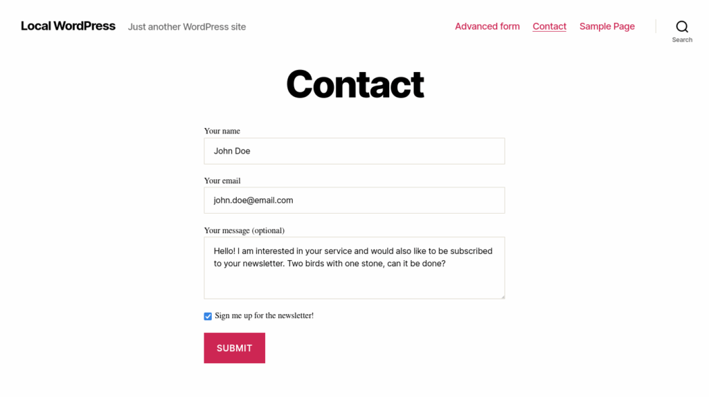 Screenshot der Kontaktseite einer WordPress-Seite ‚Local WordPress‘: Formular mit den Feldern ‚Your name‘ (John Doe), ‚Your email‘ (john.doe@email.com) und ‚Your message (optional)‘ (‚Hello! I am interested in your service and would also like to be subscribed to your newsletter. Two birds with one stone, can it be done?‘), darunter eine aktivierte Checkbox ‚Sign me up for the newsletter!‘ und ein roter ‚SUBMIT‘-Button; im Header-Menü die Einträge ‚Advanced form‘, ‚Contact‘, ‚Sample Page‘ und ein Suchsymbol.
